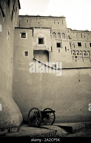 Photo d'un ancien canon situé à l'extérieur de la Casba de Taourirt à la périphérie de la ville de Ouarzazate au Maroc Banque D'Images