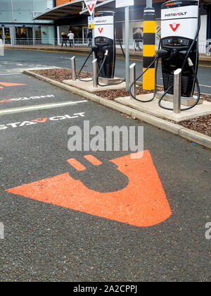 Instavolt point de recharge rapide pour deux véhicules électriques dans un parking commercial à Middlesbrough Banque D'Images