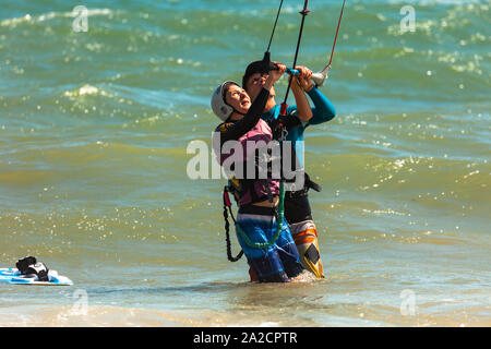 Hanoi, Vietnam - 31 janvier 2014 : formation à la pratique du kitesurf au Vietnam. Processus de formation Kateboarding Banque D'Images