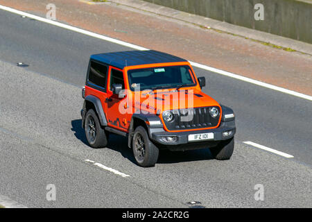 2019 Jeep Wrangler Rubicon orange Auto GME ; UK le trafic de véhicules, transports, voitures, moderne, vers le sud sur la voie 3 de l'autoroute M6. Banque D'Images