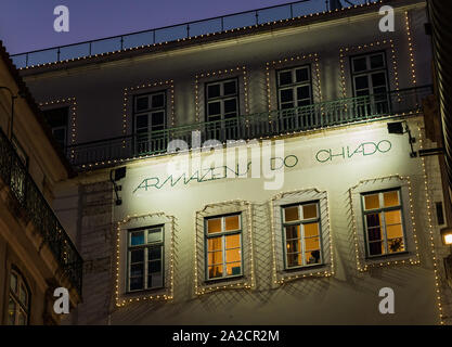 Une photo de l'Armazéns do Chiado, la façade illuminée au coucher du soleil, à Lisbonne. Banque D'Images