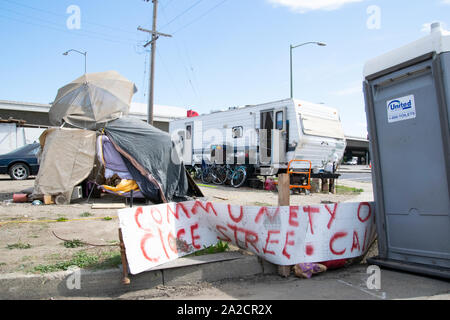 Une remorque à un campement de sans-abri à Oakland, près de l'autoroute I-880. Banque D'Images