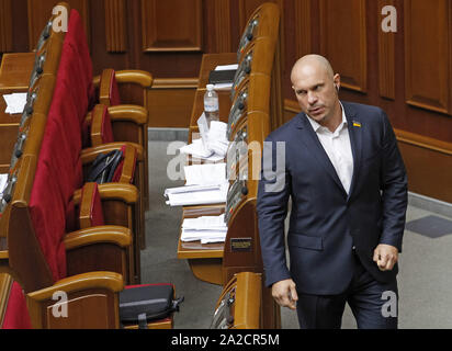 Kiev, Ukraine. 2e oct, 2019. ILYA KIVA, législateur de "plate-forme de l'Opposition ''" pour la vie des partis politiques, s'occupe de la session du Parlement de l'Ukraine à Kiev, Ukraine, 02 octobre 2019. Le président de Lukraine Vladimir Zelensky a déclaré lors d'une conférence de presse le 1 octobre 2019 que la partie ukrainienne au Groupe de contact trilatéral des entretiens à Minsk a répondu que la "formule 'Steinmeier'' sur l'accord de paix en Donbas est 'en attente d'approbation', comme les médias locaux ont rapporté. Crédit : Serg Glovny/ZUMA/Alamy Fil Live News Banque D'Images