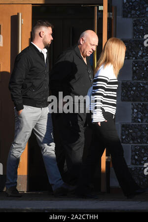 Andrew Griggs (centre), 56 ans, nie avoir tué sa femme enceinte Debbie Griggs, 34, le 5 mai 1999.Son corps ne fut jamais retrouvé. En liberté sous caution il est vu ici quitter Canterbury Crown Court. Banque D'Images