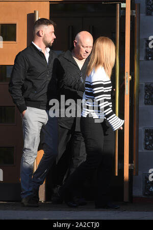 Andrew Griggs (centre), 56 ans, nie avoir tué sa femme enceinte Debbie Griggs, 34, le 5 mai 1999.Son corps ne fut jamais retrouvé. En liberté sous caution il est vu ici quitter Canterbury Crown Court. Banque D'Images