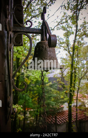Ancienne cloche de bienvenue dans un vieux chalet de montagne en Toscane Banque D'Images