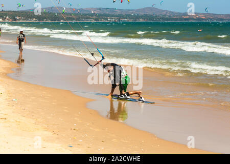 Vagues au Vietnam en saison de Kitesurfing Banque D'Images