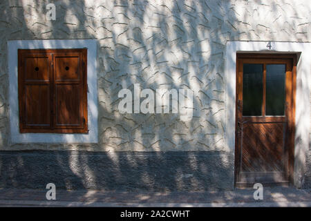 Porte d'une grange dans un Sud Tirol ville sous Dolomiti Banque D'Images