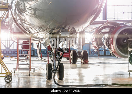 D'atterrissage et les roues d'avions dans le hangar, avec alimentation de base Banque D'Images