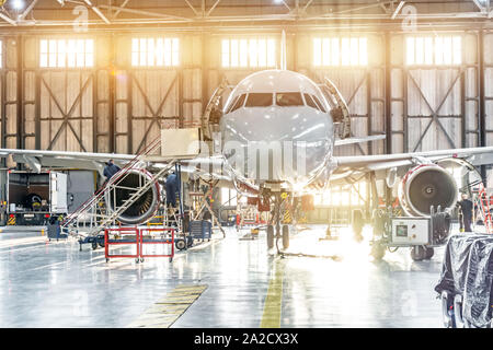 Avion de passagers sur l'entretien de la réparation du moteur au hangar de l'aéroport Banque D'Images