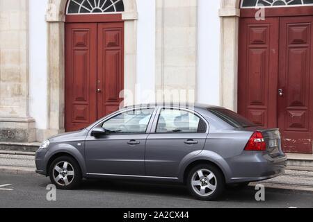 COIMBRA, PORTUGAL - Mai 26, 2018 : Chevrolet Aveo berline compacte économie au Portugal. Il y a plus de 5,1 millions de véhicules immatriculés en P Banque D'Images