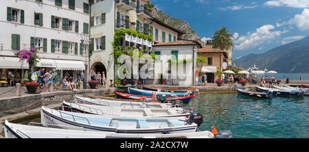 LIMONE sul Garda, ITALIE - 13 juin 2019 : Le petit port sous les Alpes rocks sur le Lago di Garda Lake. Banque D'Images