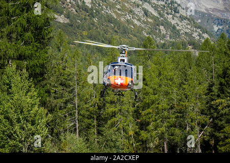 Montagne privé hélicoptère décollant de DZ Argentière, Chamonix-Mont-Blanc, Haute-Savoie, France Banque D'Images