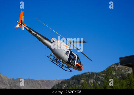 Montagne privé hélicoptère décollant de DZ Argentière, Chamonix-Mont-Blanc, Haute-Savoie, France Banque D'Images