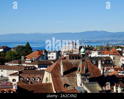 À la recherche sur les toits de Lausanne, Suisse vers le lac de Genève et les montagnes. Banque D'Images