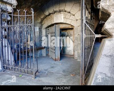 Porte lourde qui a servi à retenir l'eau menaçant d'inonder le Palais de Rumine à Lausanne, en Suisse, et qui a affecté la construction du tunnel Simplon. Banque D'Images