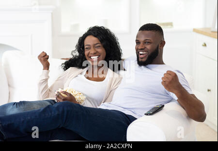 Couple marié regarder les sports à la télévision, le soutien de leur équipe favorite Banque D'Images