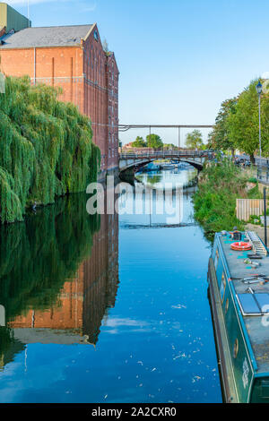 TEWKESBURY, Royaume-Uni - 21 septembre 2019 : bateaux amarrés sur la rivière Avon à Tewkesbury, Gloucestershire. Banque D'Images