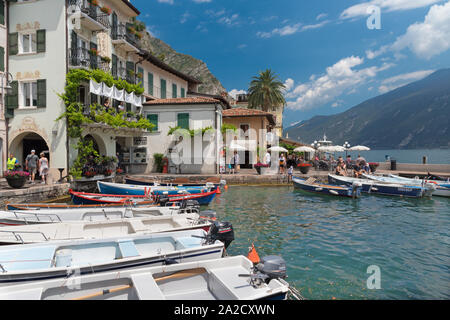 LIMONE sul Garda, ITALIE - 13 juin 2019 : Le petit port sous les Alpes rocks sur le Lago di Garda Lake. Banque D'Images