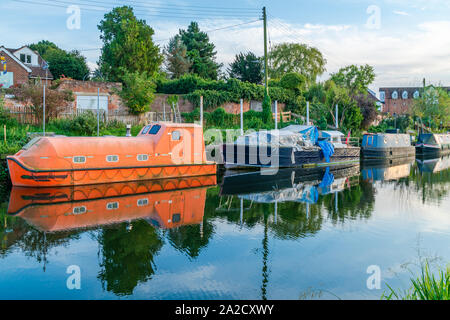 TEWKESBURY, Royaume-Uni - 21 septembre 2019 : bateaux amarrés sur la rivière Avon à Tewkesbury, Gloucestershire. Banque D'Images