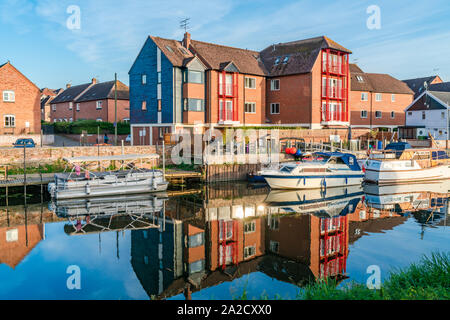 TEWKESBURY, Royaume-Uni - 21 septembre 2019 : bateaux amarrés sur la rivière Avon à Tewkesbury, Gloucestershire. Banque D'Images