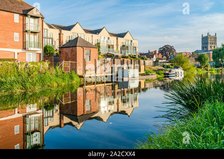 TEWKESBURY, Royaume-Uni - 21 septembre 2019 : bateaux amarrés sur la rivière Avon à Tewkesbury, Gloucestershire. Banque D'Images