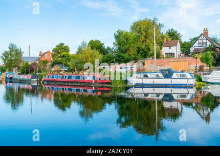 TEWKESBURY, Royaume-Uni - 21 septembre 2019 : bateaux amarrés sur la rivière Avon à Tewkesbury, Gloucestershire. Banque D'Images
