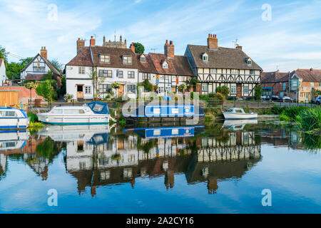 TEWKESBURY, Royaume-Uni - 21 septembre 2019 : bateaux amarrés sur la rivière Avon à Tewkesbury, Gloucestershire. Banque D'Images