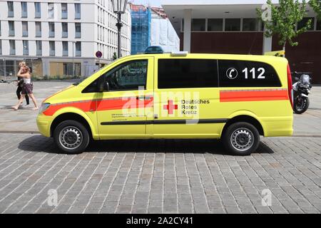 Dresde, Allemagne - 10 MAI 2018 : ambulance de la Croix Rouge Allemande (Mercedes Vito) stationné à Dresde. International Red Cross and Red Crescent a environ 17 m Banque D'Images