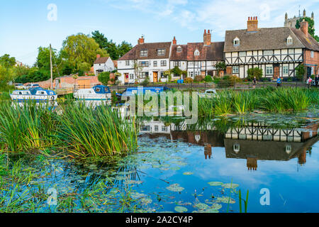 TEWKESBURY, Royaume-Uni - 21 septembre 2019 : bateaux amarrés sur la rivière Avon à Tewkesbury, Gloucestershire. Banque D'Images