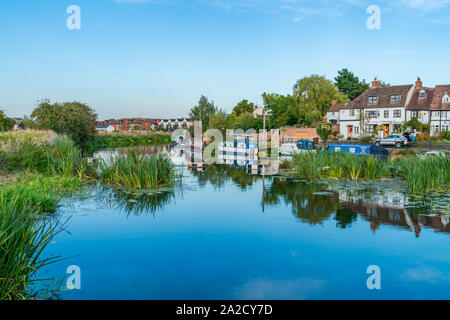 TEWKESBURY, Royaume-Uni - 21 septembre 2019 : bateaux amarrés sur la rivière Avon à Tewkesbury, Gloucestershire. Banque D'Images