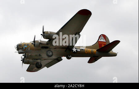 La DEUXIÈME GUERRE MONDIALE, un bombardier B-17 Flying Fortress vole dans Van Nuys airport sur Roscoe Blvd. retour le 9 mai 2016. USA/Van Nuys CA. Le vintage Seconde Guerre mondiale avion s'est écrasé et a éclaté en flammes le mercredi matin après qu'il a glissé une piste à l'aéroport international de Bradley, juste à l'extérieur de Hartford, Connecticut. Plusieurs personnes ont été prises pour l'hôpital état inconnu à ce moment..Photo par Gene Blevins/ZUMAPRESS (crédit Image : © Gene Blevins/Zuma sur le fil) Banque D'Images