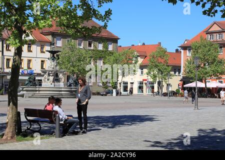 ERLANGEN, ALLEMAGNE - le 6 mai 2018 : personnes visitent Marktplatz, place principale d'Erlangen, Allemagne. Erlangen est une ville importante dans la région métropolitaine de Nuremberg Re Banque D'Images