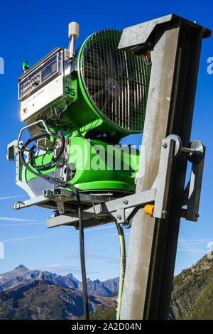 Canon à neige à la station de téléphérique de Lognan, Chamonix-Mont-Blanc, Argentière, Haute-Savoie, France Banque D'Images