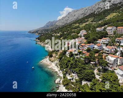 Dalmatie - Croatie drone photo paysage aérien. Mimice Marusici et la ville avec les montagnes de Biokovo. Banque D'Images