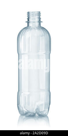 Vue avant du nouveau plastique vide bouteille d'eau claire isolated on white Banque D'Images