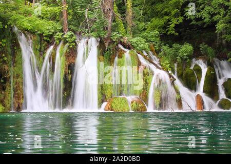 Le parc national des Lacs de Plitvice. Croatie cascades paysage. Banque D'Images