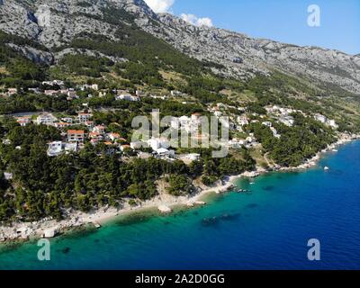 Dalmatie - Croatie drone photo paysage aérien. Mimice Marusici et la ville avec les montagnes de Biokovo. Banque D'Images