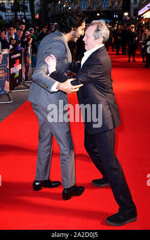 Dev Patel (à gauche) et Paul Whitehouse au cours de l'histoire personnelle de David Copperfield première Européenne à l'Odeon Leicester Square luxe à Londres. PA Images Photo. Photo date : mercredi 2 octobre 2019. Voir PA story SHOWBIZ Copperfield. Crédit photo doit se lire : Ian West/PA Wire Banque D'Images