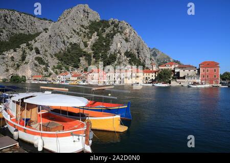 Omis. Vieille ville de Croatie. Voir avec des bateaux sur la rivière Cetina. Banque D'Images