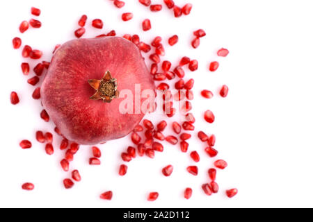 Fruits avec graines de grenade sur fond blanc Vue de dessus Banque D'Images