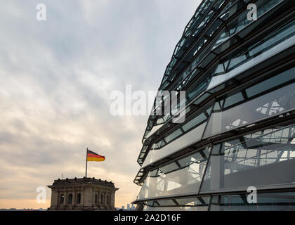 BERLIN, ALLEMAGNE - le 16 décembre 2018 : dôme en verre sur le haut de bâtiment du Reichstag, siège du Parlement allemand (Deutscher Bundestag) et populaire à Banque D'Images