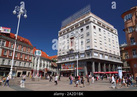 ZAGREB, CROATIE - 30 juin 2019 : personnes visitent Trg Bana Josipa Jelacica square à Zagreb, capitale de la Croatie. Zagreb est la plus grande ville de Croati Banque D'Images