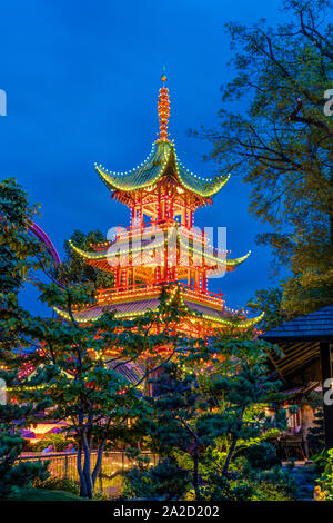La Tour Chinoise illuminée la nuit dans les jardins de Tivoli, Copenhague, Danemark. Banque D'Images