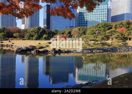 La ville de Tokyo skyline - réflexion gratte-ciel dans les jardins Hamarikyu. Banque D'Images