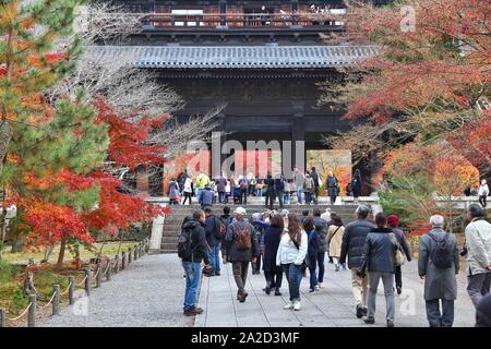 KYOTO, JAPON - 26 NOVEMBRE 2016 : personnes visitent Nanzenji Temple de Kyoto, Japon. A Kyoto 17 sites du patrimoine mondial de l'UNESCO. Banque D'Images