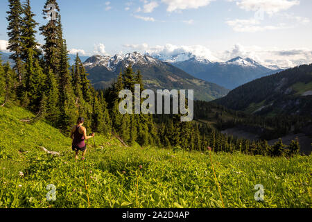 Les femmes enceintes Une randonnées sur une journée ensoleillée à la montagne. Banque D'Images