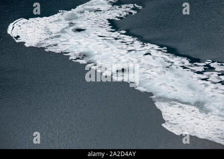 Le dernier morceau de glace fond d'un lac alpin en été. Banque D'Images