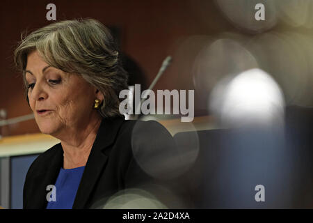 Bruxelles, Belgique. 2 octobre 2019. Commissaire européenne désignée pour la cohésion sociale et des réformes Elisa Ferreira fait un discours d'ouverture lors de son audition devant le Parlement européen. Credit : ALEXANDROS MICHAILIDIS/Alamy Live News Banque D'Images