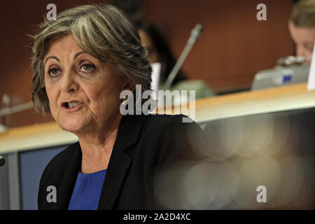 Bruxelles, Belgique. 2 octobre 2019. Commissaire européenne désignée pour la cohésion sociale et des réformes Elisa Ferreira fait un discours d'ouverture lors de son audition devant le Parlement européen. Credit : ALEXANDROS MICHAILIDIS/Alamy Live News Banque D'Images